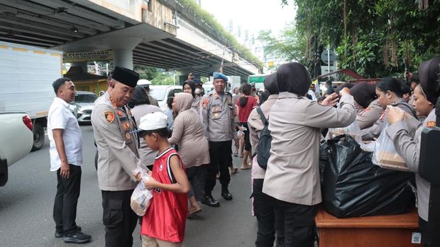 Kapolres Metro Jakarta Pusat Kombes Susatyo Purnomo Condro ikut turun membagikan takjil kepada masarakat.