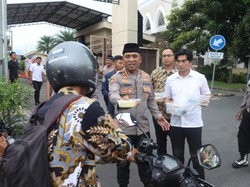 Lebih Dekat dengan Warga, Polisi Sidoarjo Bagikan Takjil ke Pengendara