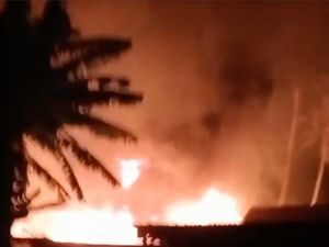 Tempat Pengepulan Limbah Plastik di Tangerang Terbakar, Asap Membubung