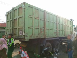 Ibu dan Anak di Jombang Tewas Terlindas Truk Saat Berangkat Sekolah Ibu dan Anak di Jombang Tewas Terlindas Truk Saat Berangkat Sekolah