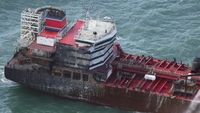 Kondisi Kapal Tanker Hangus Usai Tabrakan dengan Kapal Kargo di Laut Inggris