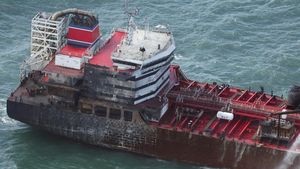 Kondisi Kapal Tanker Hangus Usai Tabrakan dengan Kapal Kargo di Laut Inggris