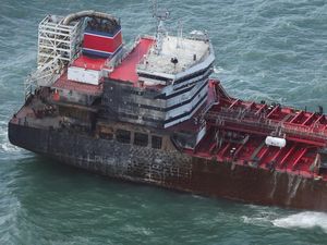Kondisi Kapal Tanker Hangus Usai Tabrakan dengan Kapal Kargo di Laut Inggris Kondisi Kapal Tanker Hangus Usai Tabrakan dengan Kapal Kargo di Laut Inggris