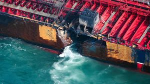 Kondisi Kapal Tanker Stena Immaculate usai Bertabrakan dan Terbakar