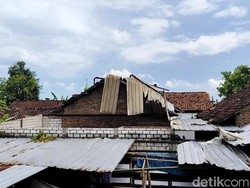 Detik-detik Ngeri Puting Beliung Terbangkan Atap Rumah di Tayu Pati