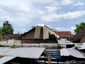Detik-detik Ngeri Puting Beliung Terbangkan Atap Rumah di Tayu Pati Detik-detik Ngeri Puting Beliung Terbangkan Atap Rumah di Tayu Pati