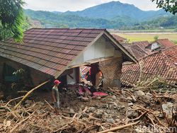Warga Terisolir Imbas Banjir-Longsor Kaungluwuk Sukabumi Butuh Bantuan