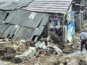 Ratusan Warga di Kaungluwuk Sukabumi Terisolir gegara Banjir-Longsor