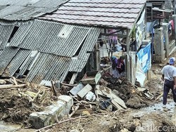 Ratusan Warga di Kaungluwuk Sukabumi Terisolir gegara Banjir-Longsor