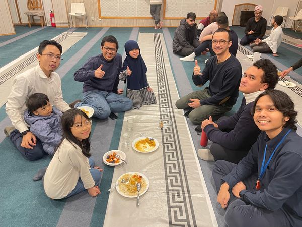 Danny (paling kanan-bawah) bersama diaspora RI lain di sebuah masjid di Stockholm