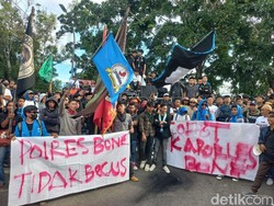 Massa Desak Kasat Polres Bone Dicopot Usai Diduga Minta Uang Damai Rp 70 Juta