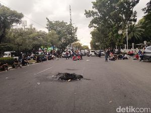 5 Jam Demo Ojol di Kantor Gubernur Sulsel, Jalan Arah Perintis Masih Ditutup