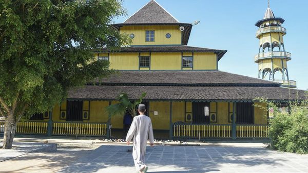 Melihat Masjid Tertua yang Dibangun dari Kayu Ulin Khas Kalimantan Timur