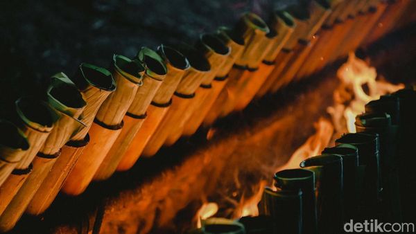 Melihat Proses Pembakaran Lemang