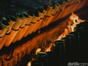 Melihat Proses Pembakaran Lemang Melihat Proses Pembakaran Lemang