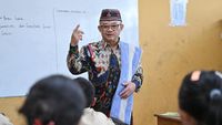 Potret Abdul Muti Mendadak Jadi Guru saat Berkunjung ke SMPN 1 Komodo
