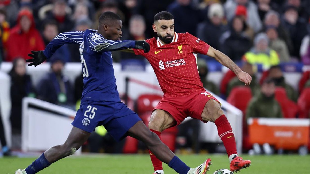 Nuno Mendes saat meredam Mohamed Salah. (Foto: Getty Images/Sportsphoto/Allstar)