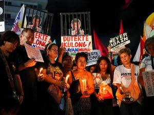 Nyala Lilin dan Doa Bersama Dukung Penangkapan Duterte