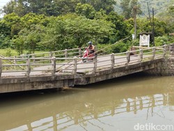 Warga Tulungagung Nekat Lewati Jembatan Rusak yang Tak Kunjung Diperbaiki