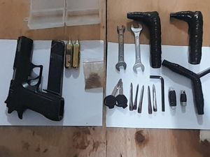 Beraksi Curi Motor Sambil Bawa Pistol, 2 Berandalan Diciduk