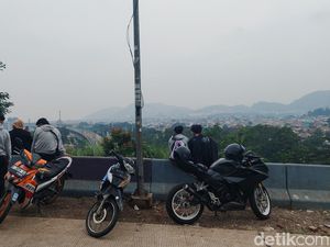 Cara Sederhana Warga Cimahi Menanti Waktu Berbuka di Gunung Bohong Cara Sederhana Warga Cimahi Menanti Waktu Berbuka di Gunung Bohong