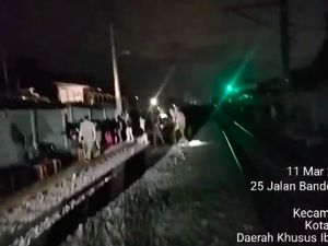 Gelap Gulita Lokasi Prostitusi Pinggir Rel KA Jakbar Saat Digerebek Gelap Gulita Lokasi Prostitusi Pinggir Rel KA Jakbar Saat Digerebek