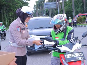 Aksi Sosial Polres Jajaran Polda Metro Bagi-bagi Takjil di Jalanan