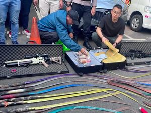 Temuan di Markas Gangster Jakut: 68 Sajam, 2 Airsoft Gun, 20 Paket Ganja Temuan di Markas Gangster Jakut: 68 Sajam, 2 Airsoft Gun, 20 Paket Ganja