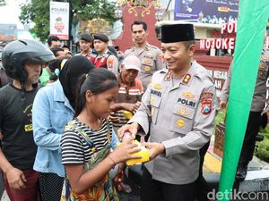 Gelorakan Ramadan Berbagi, Kapolres Mojokerto Kota Bagikan Takjil Gratis Gelorakan Ramadan Berbagi, Kapolres Mojokerto Kota Bagikan Takjil Gratis