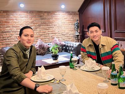 Potret Ifan Seventeen Saat Beli Takjil hingga Jajan Roti Canai