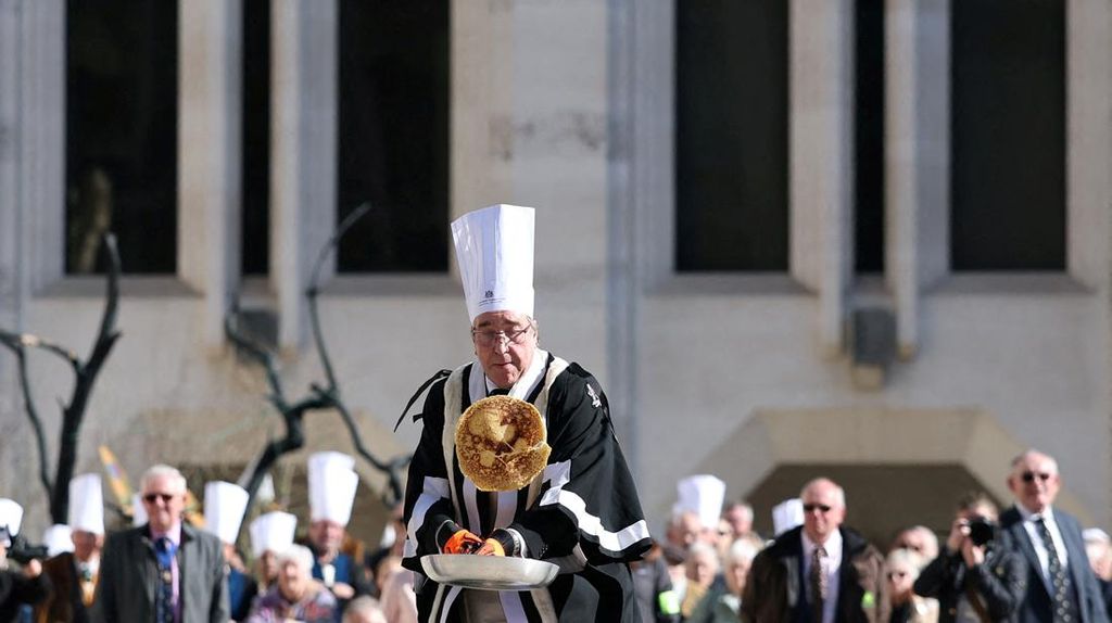 Potret Keseruan Lomba Lari Pancake di London Potret Keseruan Lomba Lari Pancake di London