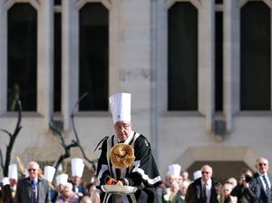 Potret Keseruan Lomba Lari Pancake di London