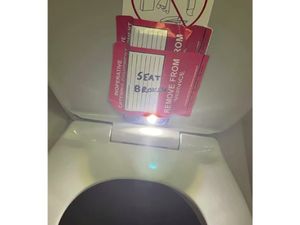 Pramugari Cabul, Rekam Aktivitas Anak-anak di Toilet Pesawat Pramugari Cabul, Rekam Aktivitas Anak-anak di Toilet Pesawat