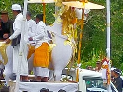 Heboh Ngaben Mewah Jero Setar di Nusa Penida, Bakar Mobil-Berlian