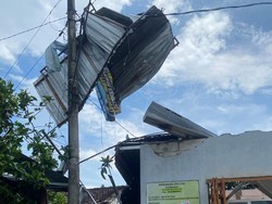 Dahsyatnya Puting Beliung di Pati, Atap Rumah Sampai Nyangkut Tiang Listrik
