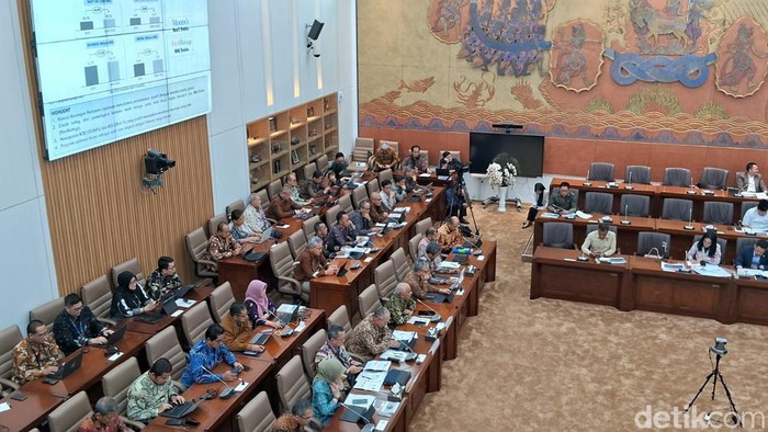 Rapat PT Pertamina Hulu Energi (PHE) di DPR, Rabu (12/33/2025).