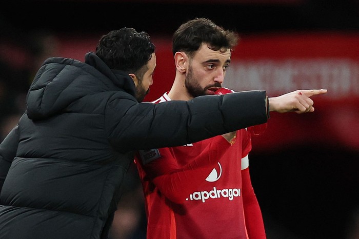Ruben Amorim Soccer Football - FA Cup - Fifth Round - Manchester United v Fulham - Old Trafford, Manchester, Britain - March 2, 2025 Manchester United manager Ruben Amorim gives instructions to Manchester United's Bruno Fernandes REUTERS/Phil Noble