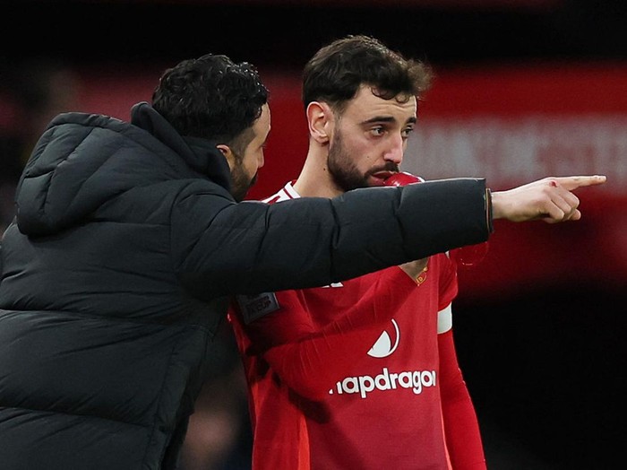 Soccer Football - FA Cup - Fifth Round - Manchester United v Fulham - Old Trafford, Manchester, Britain - March 2, 2025  Manchester United manager Ruben Amorim gives instructions to Manchester United's Bruno Fernandes REUTERS/Phil Noble