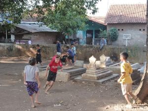 Minimnya RTH Bikin Anak-anak Kota Cirebon Bermain di Kuburan-Bandar Udara Minimnya RTH Bikin Anak-anak Kota Cirebon Bermain di Kuburan-Bandar Udara