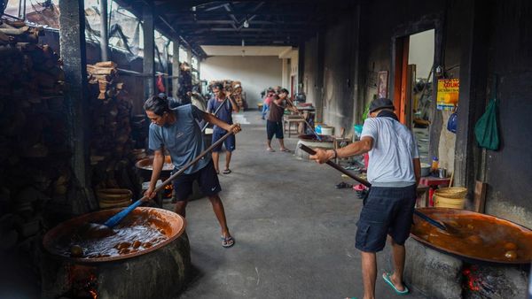 Sibuknya Perajin Dodol Betawi Kala Pesanan Meningkat Jelang Lebaran
