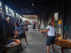 Sibuknya Perajin Dodol Betawi Kala Pesanan Meningkat Jelang Lebaran Sibuknya Perajin Dodol Betawi Kala Pesanan Meningkat Jelang Lebaran