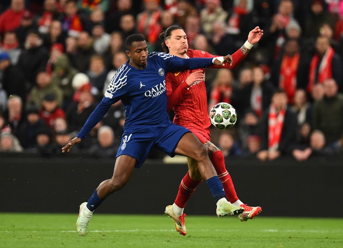Soccer Football - Champions League - Round of 16 - Second Leg - Liverpool v Paris St Germain - Anfield, Liverpool, Britain - March 11, 2025 Paris St Germains Willian Pacho in action with Liverpools Darwin Nunez REUTERS/Peter Powell