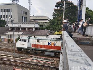 Cara Beda Ngabuburit di Bandung: Menyaksikan Kereta Api Lewat Cara Beda Ngabuburit di Bandung: Menyaksikan Kereta Api Lewat