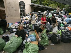 Tumpukan Barang Sumbangan untuk Korban Banjir Bandang Argentina