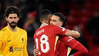 Darwin Nunez ditenangkan oleh Gakpo usai gagal mencetak gol lewat penalti. 