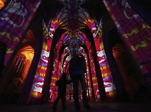 Warna-warni Seni Cahaya Sinari Makam Jane Austen di Katedral Winchester Warna-warni Seni Cahaya Sinari Makam Jane Austen di Katedral Winchester