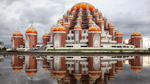 Wisata Religi Masjid 99 Kubah Asmaul Husna di Makassar