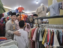 Anak Yatim di Blitar Bahagia Diajak Kapolres Belanja Baju Lebaran