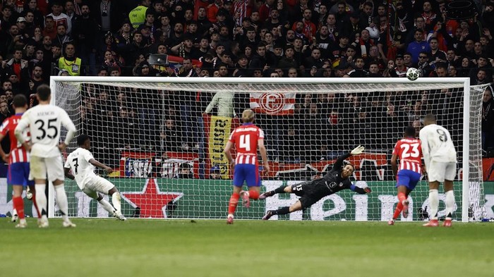 Soccer Football - Champions League - Round of 16 - Second Leg - Atletico Madrid v Real Madrid - Metropolitano, Madrid, Spain - March 12, 2025 Real Madrids Vinicius Junior misses a penalty REUTERS/Juan Medina