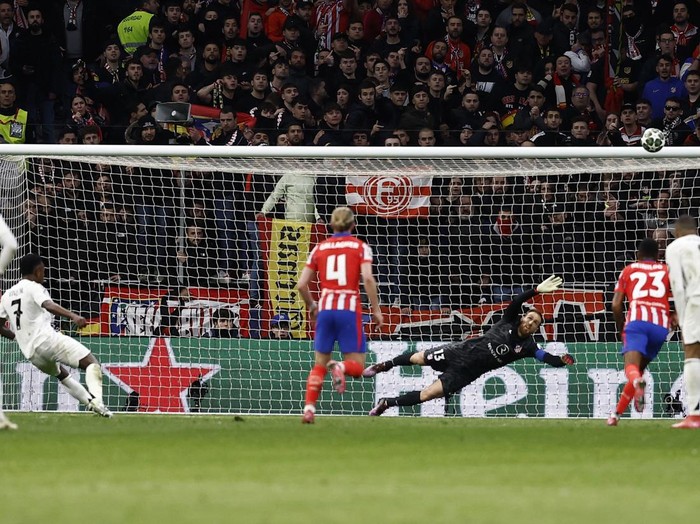 Soccer Football - Champions League - Round of 16 - Second Leg - Atletico Madrid v Real Madrid - Metropolitano, Madrid, Spain - March 12, 2025 Real Madrid's Vinicius Junior misses a penalty REUTERS/Juan Medina